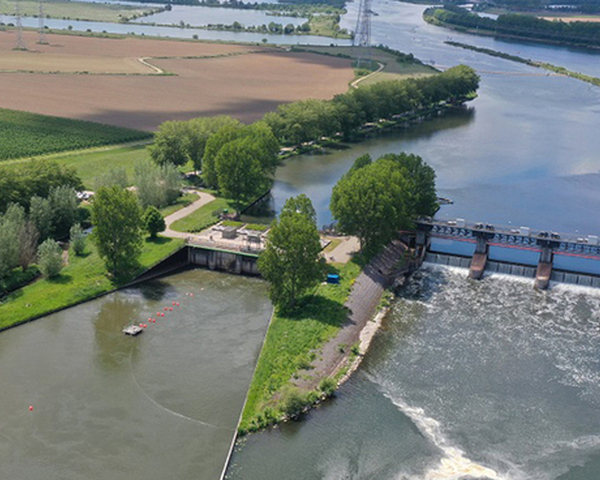 Luchtfoto van het stuw in Linne